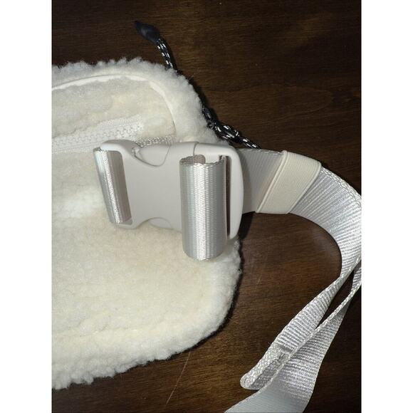 Fabletics Body Crossover Bag Unisex Textured Fleece - Picture 3 of 8